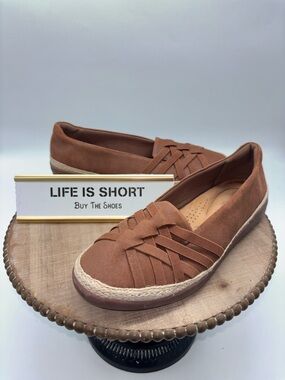 Clarks Women’s Elaina Petal Slipper in Tan